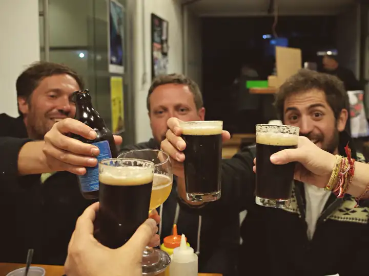 Amigos brindando com cerveja