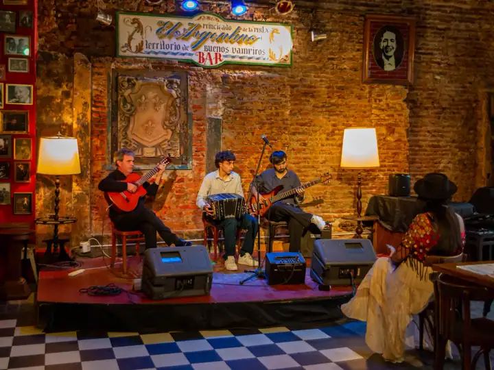 Banda tocando ao vivo num bar