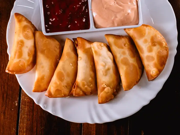 Prato de pastéis com molhos