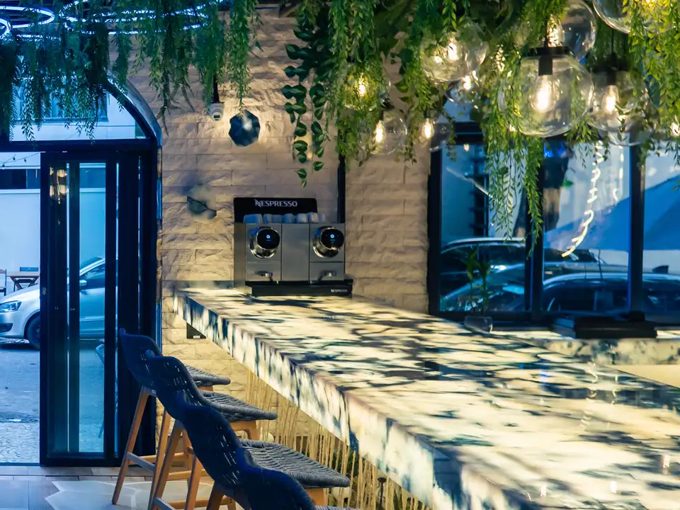 Salão de bar com azulejos e mesas de madeira (foto ilustrativa)